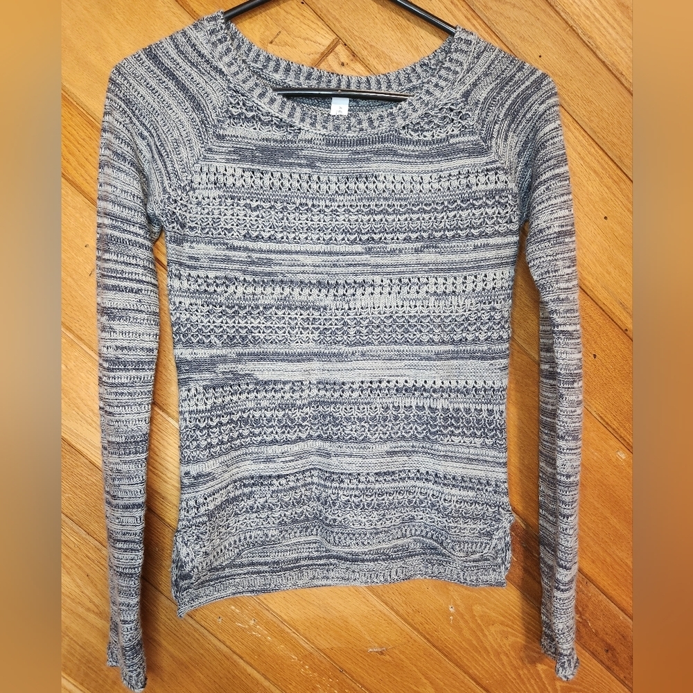 Aeropostale gray and white striped knit long sleeved sweater size Xs